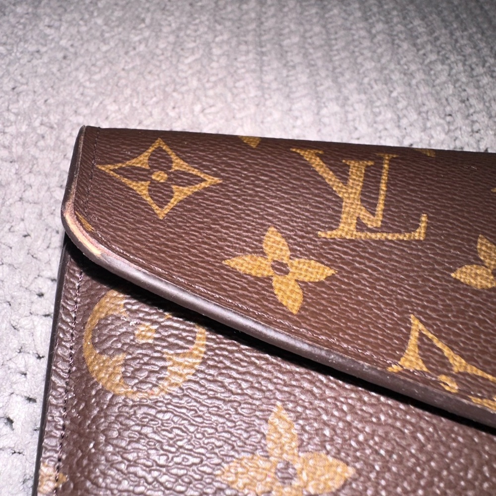 Authentic Louis Vuitton Sarah Wallet in Monogram with Fuschia interior - Picture 7 of 16